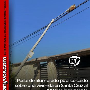 Poste caído sobre una vivienda en Santa Cruz al 800 tras la tormenta.